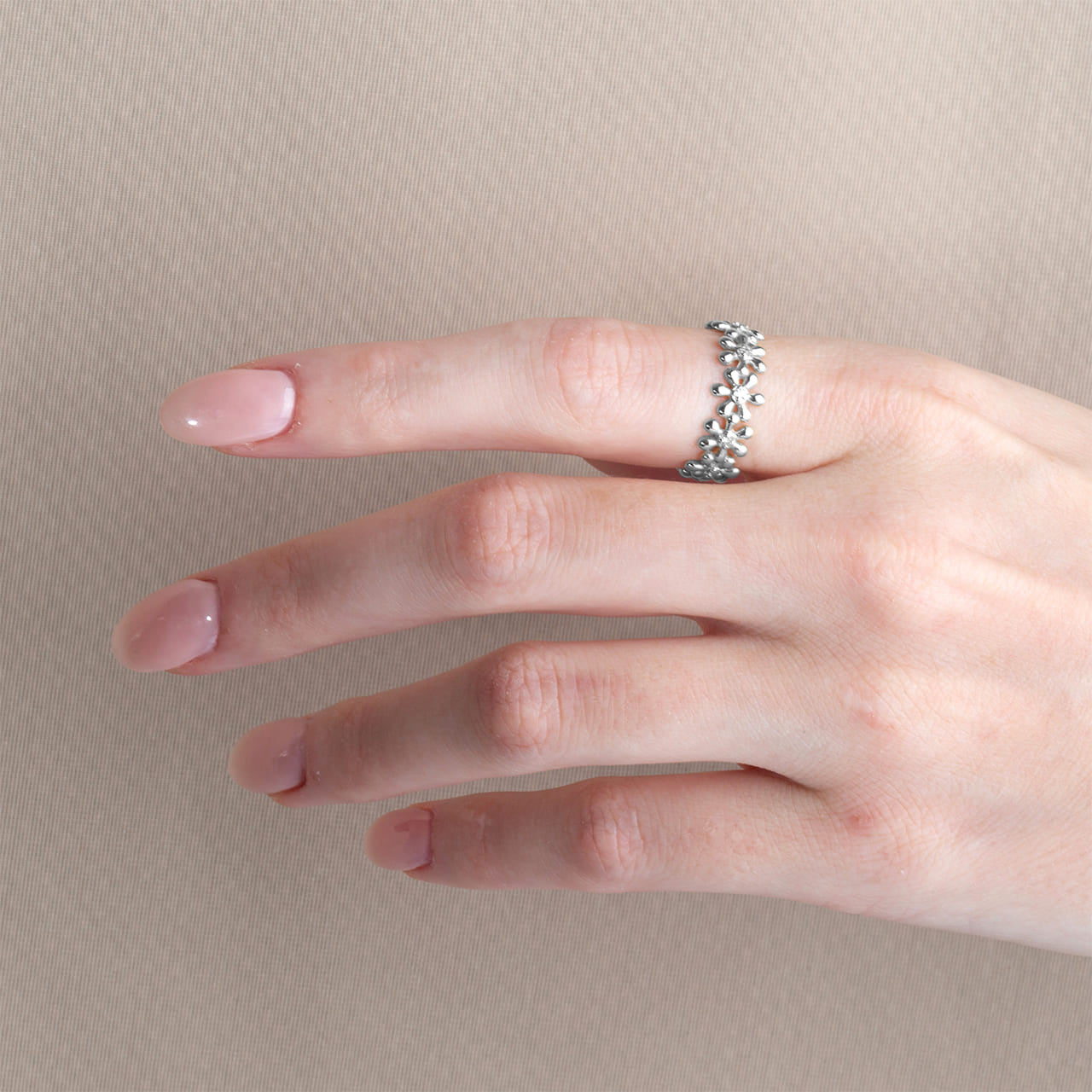.925 Sterling Silver Studded Daisy Flower Petal Band Ring